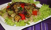 Quinoa s pečenou zeleninou a pikantní zálivkou