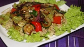 Quinoa s pečenou zeleninou a pikantní zálivkou