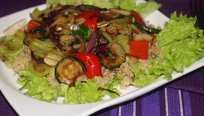 Quinoa s pečenou zeleninou a pikantní zálivkou