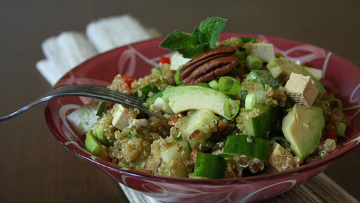 Quinoový salát s tofu a pekanovými ořechy