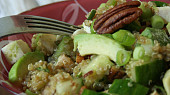 Quinoový salát s tofu a pekanovými ořechy