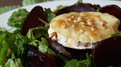 Rukolový salát s rozpečeným kozím sýrem a medovou zálivkou