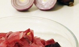 Salát z červené cibule
