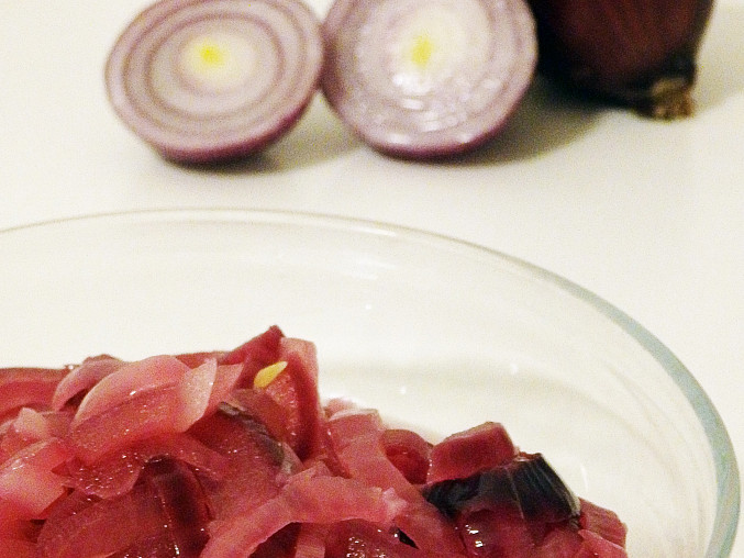 Salát z červené cibule