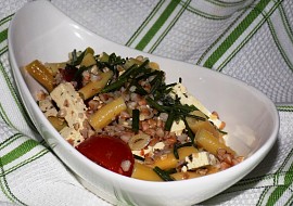 Salát z fazolek, rajčat a tofu