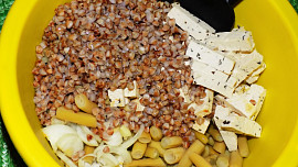 Salát z fazolek, rajčat a tofu