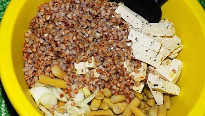 Salát z fazolek, rajčat a tofu