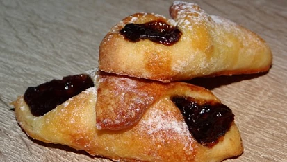 Šátečky z kynutého těsta s malinovou marmeládou