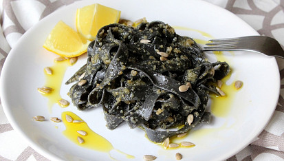 Sépiové tagliatelle s domácím pestem