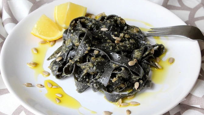 Sépiové tagliatelle s domácím pestem
