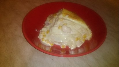 Slaný palačinkový dort se směsí kuřecího masa, kukuřice, slaninky, smetanové omáčky s parmazánem