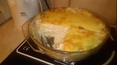 Slaný palačinkový dort se směsí kuřecího masa, kukuřice, slaninky, smetanové omáčky s parmazánem