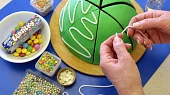 Stromečkový perníkový dortík, Dopředu naporcovaný dortík dozdobíte podle fantazie - jednotlivé řezy by ovšem měly připomínat vánoční stromeček