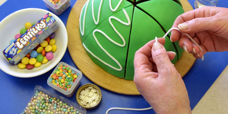 Stromečkový perníkový dortík (Dopředu naporcovaný dortík dozdobíte podle…)