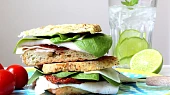 Sýrová ciabatta se špenátem a sušenými rajčaty