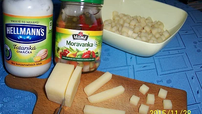Sýrový salát s Moravankou, sýr nakrájet na kostičky