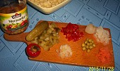 Sýrový salát s Moravankou, větší kousky zeleniny překrájet