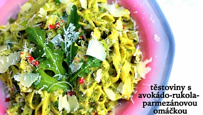 Těstoviny s avokádo-rukola-parmezánovou omáčkou