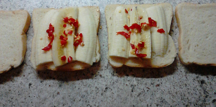 Toast - banán s chilli papričkou.