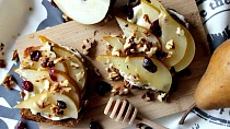 Toast s medovou hruškou, žervé a ořechy