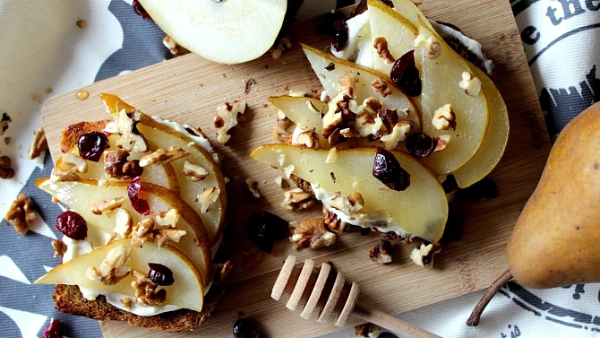 Toast s medovou hruškou, žervé a ořechy