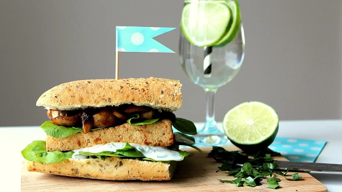 Tofu burger s grilovanými žampiony a špenátem