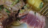 Tuňák s bylinkovo-citronovým olejem a teplým bramborovým salátem s fenyklem