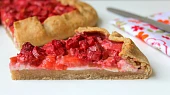 Tvarohová galette s rebarborou a jahodami