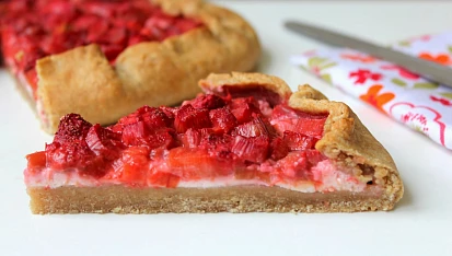 Tvarohová galette s rebarborou a jahodami