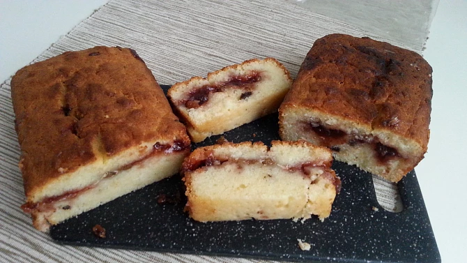 Vanilková jogurtová buchta s jahodovou marmeládou