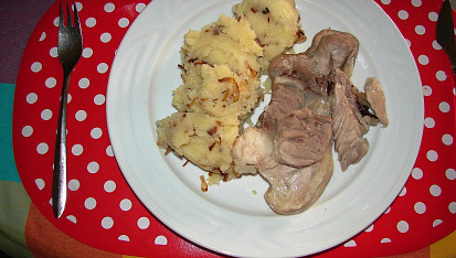 Vařené vepřové koleno a šťouchané brambory