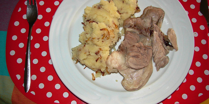 Vařené vepřové koleno a šťouchané brambory
