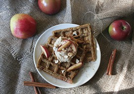 Veganské wafle bez cukru s tofu jablečným krémem