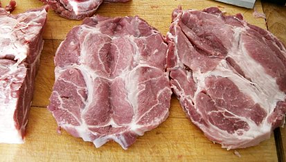 Vepřové rolády s jednoduchou náplní, Takto uříznuté maso rozdělíme od sebe do tvaru"rozevřené knihy" a přes folii rozklepeme.Stejně postupujeme také u hovězího masa,nebo jiného masa vcelku