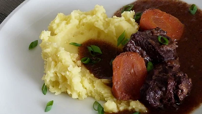 Voňavá vepřová líčka s červeným vínem a bylinkami