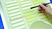 Z babiččina receptáře: Klasické pařížské tyčinky, Na pomoučeném válu z těsta vypracujte plát silný cca 4 mm, okraje okrojte kolečkem a celý rozdělte na proužky cca 10 x 2 cm