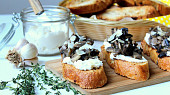 Žampionová bruschetta s ricottou a tymiánem