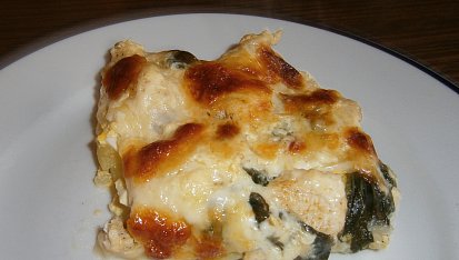 Zapečené brambory s kuřecím masem, špenátem a mozzarellou