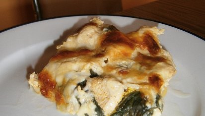 Zapečené brambory s kuřecím masem, špenátem a mozzarellou