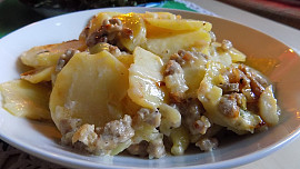 Zapečené brambory ve smetaně s mletým masem