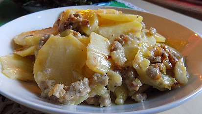 Zapečené brambory ve smetaně s mletým masem
