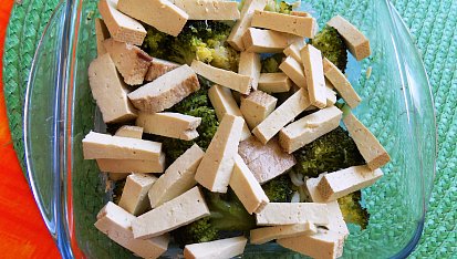 Zapékaná brokolice s tofu a jogurtem