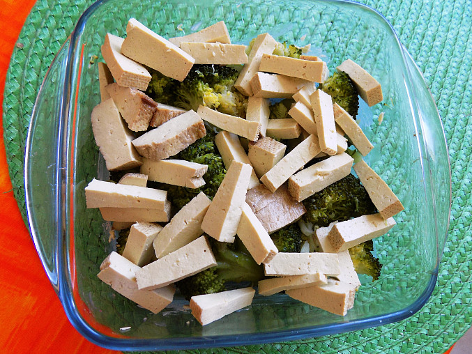 Zapékaná brokolice s tofu a jogurtem