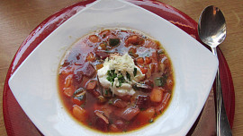 Zeleninová polévka s červenou řepou