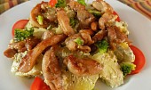 Bramborový salát s pestem a kuřecím masem