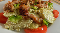 Bramborový salát s pestem a kuřecím masem