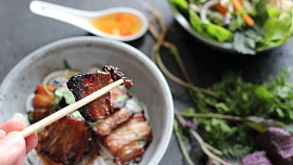 Bún chả - grilovaný vietnamský bůček