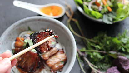 Bún chả - grilovaný vietnamský bůček