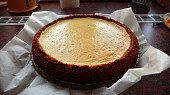 Cheesecake - jednoduchý, pravý, Hotový cheesecake necháváme venku aby zcela vychladl