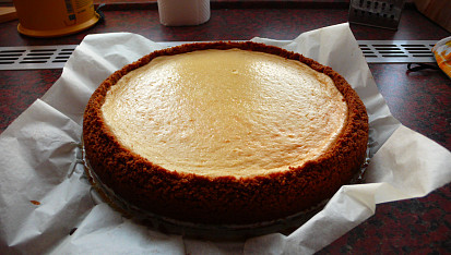 Cheesecake - jednoduchý, pravý, Hotový cheesecake necháváme venku aby zcela vychladl